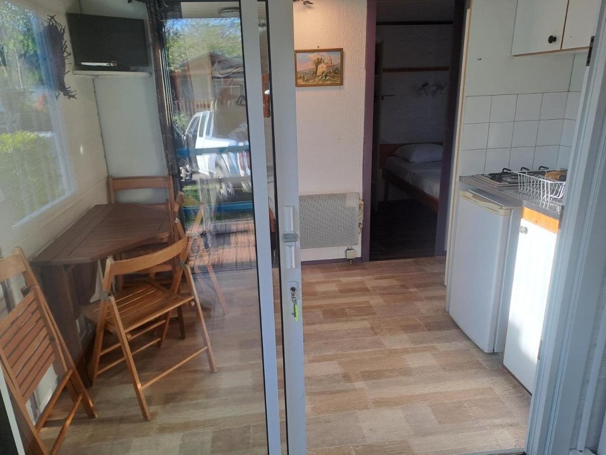 Hotel Chalet Pour 5 Personnes Equipe Sur Emplacement Privatif Dans Camping 4 Etoiles Appartenant Et Gere Par Un Particulier Foix Exterior foto