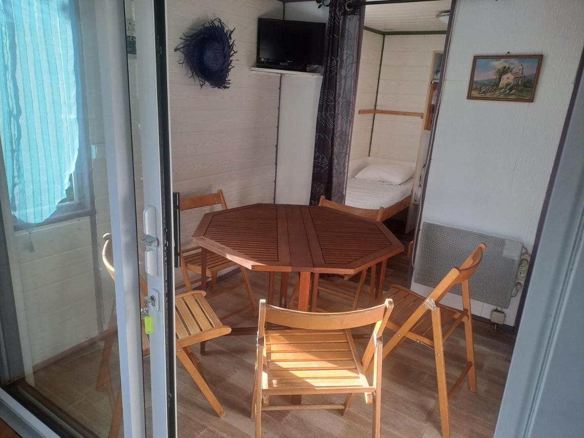 Hotel Chalet Pour 5 Personnes Equipe Sur Emplacement Privatif Dans Camping 4 Etoiles Appartenant Et Gere Par Un Particulier Foix Exterior foto