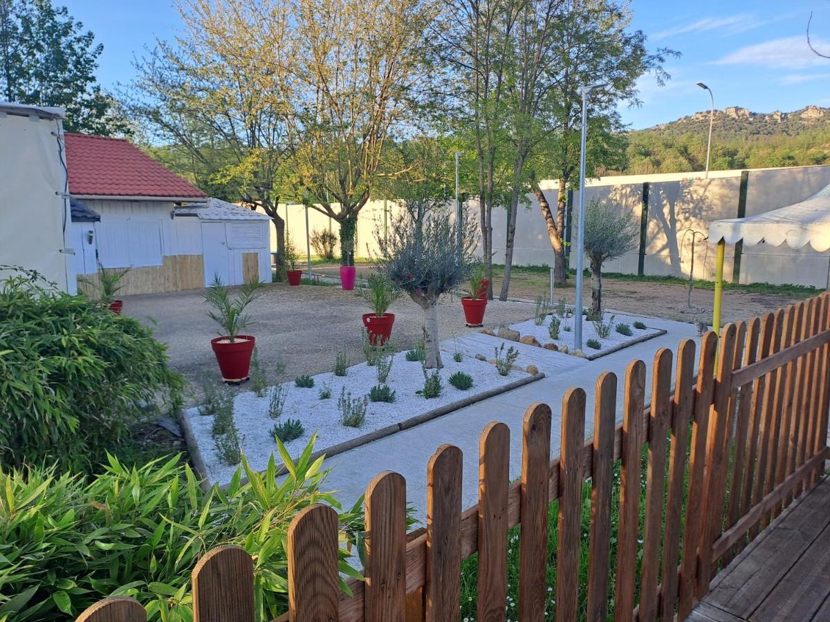 Hotel Chalet Pour 5 Personnes Equipe Sur Emplacement Privatif Dans Camping 4 Etoiles Appartenant Et Gere Par Un Particulier Foix Exterior foto