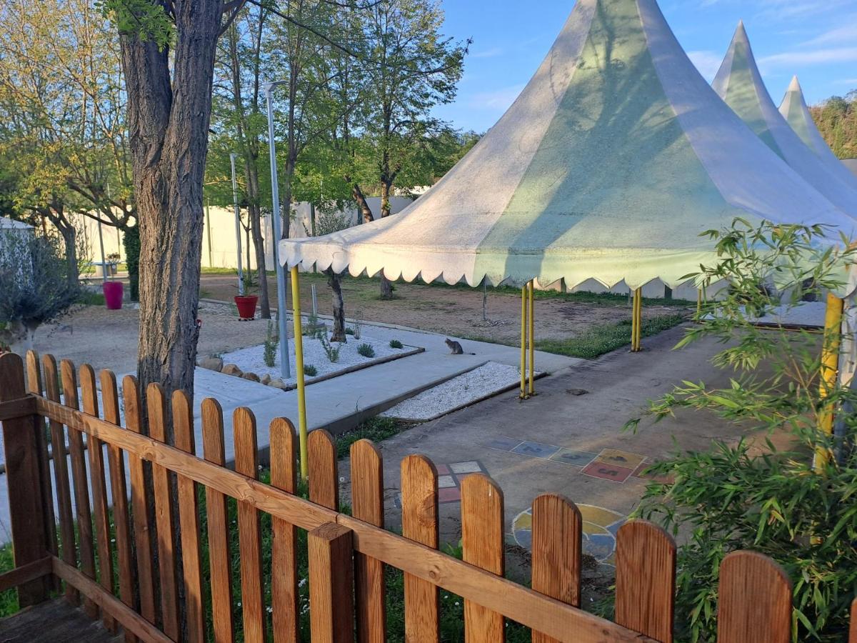Hotel Chalet Pour 5 Personnes Equipe Sur Emplacement Privatif Dans Camping 4 Etoiles Appartenant Et Gere Par Un Particulier Foix Exterior foto