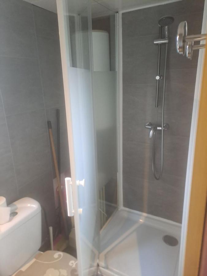 Hotel Chalet Pour 5 Personnes Equipe Sur Emplacement Privatif Dans Camping 4 Etoiles Appartenant Et Gere Par Un Particulier Foix Exterior foto