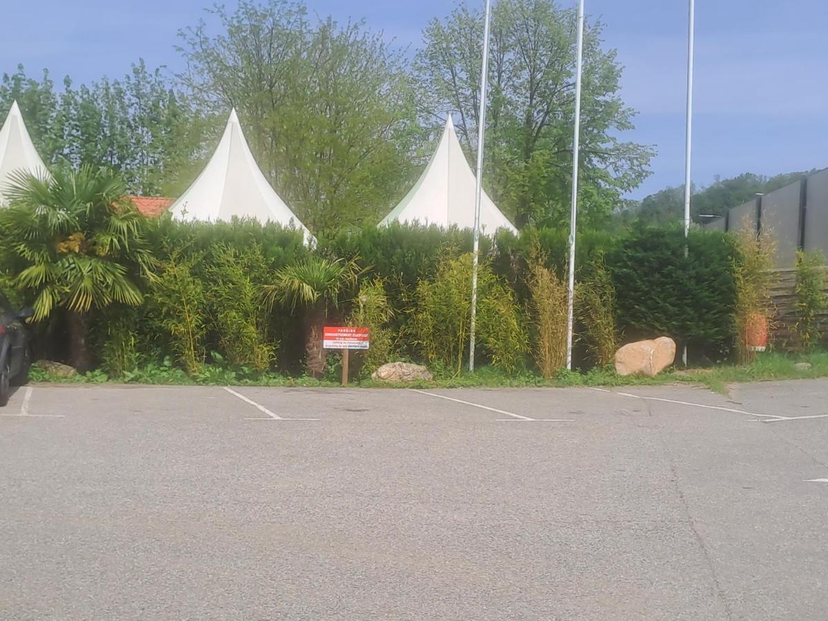 Hotel Chalet Pour 5 Personnes Equipe Sur Emplacement Privatif Dans Camping 4 Etoiles Appartenant Et Gere Par Un Particulier Foix Exterior foto